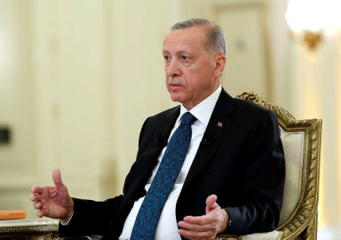 Erdoğan masasındaki son anketi açıkladı: Tereddüt yok öndeyiz!