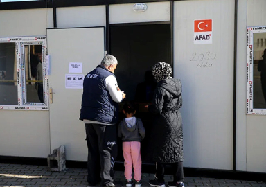 Deprem bölgesinde vatandaşlar sandık başında