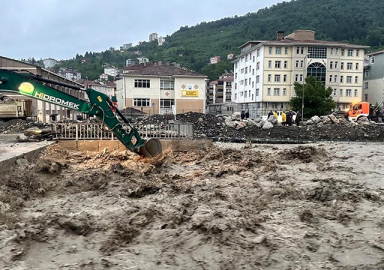 Karadeniz'de sel felaketi: Okullar tatil edildi