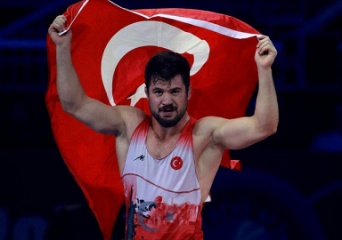 Milli güreşçi Ali Cengiz dünya şampiyonu oldu