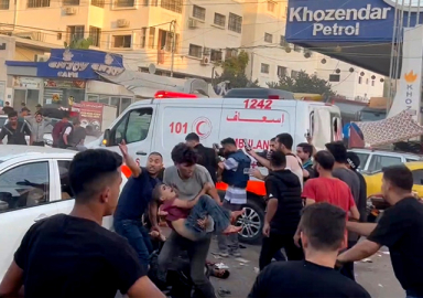 İsrail iyice çığırından çıktı! Bu defa da El Nasr Çocuk Hastanesi'nin girişini vurdu