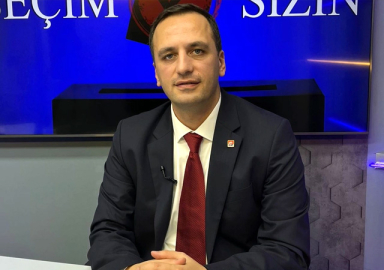 CHP’de bildik manzara! İlçe başkanı bakın kime kol kanat gerdi!