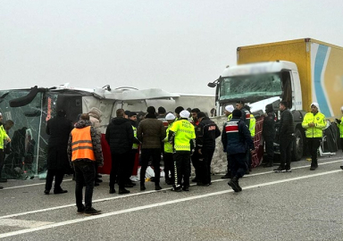 Malatya'da yolcu otobüsü devrildi: Çok sayıda ölü ve yaralı var