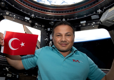 Alper Gezeravcı Dünya'ya dönüyor