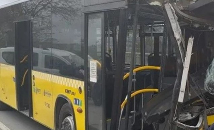 İETT otobüsleri kafa kafaya çarpıştı:  2 yaralı