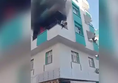Şanlıurfa’da yangında battaniye atlayıp kurtuldular
