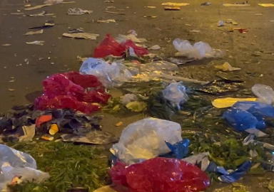 Kartal'da işçiler grevde, çöpler yollarda