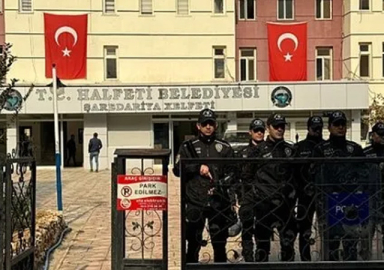 Halfeti Belediyesi önünde polise taşlı saldırı! 2 polis yaralandı