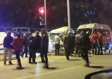 Ankara'da iki servis aracı çarpıştı: 21 yaralı