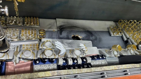 İstanbul'da film gibi soygun: Duvarı delip 10 kg altın çaldı