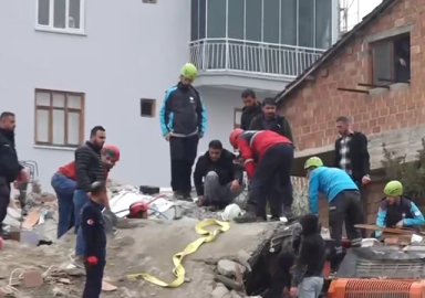 Ağır hasarlı bina iş makinesinin üzerine devrildi