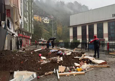 Rize'de heyelan: Ölü ve yaralılar var