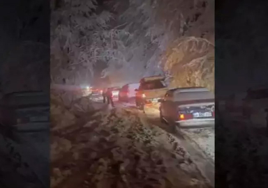 Uludağ'da kar kalınlığı 20 santimetreye ulaştı! Araçlar mahsur kaldı