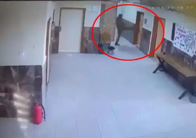 Kız kardeşinin okulda tartıştığı 2 öğretmeni tekme tokat dövdü