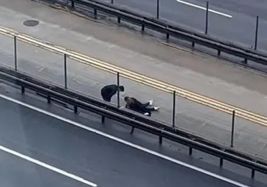 İstanbul'da yolcu metrobüsten düştü