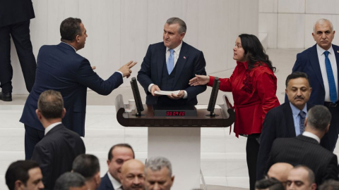 CHP'li vekillerden TBMM'de provokasyon! Bakan Bak: Kürsüden cevabını alırsın