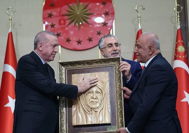 Cumhurbaşkanı Erdoğan’a anlamlı hediye: Tenzile Erdoğan’ın portresi