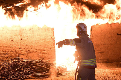 İtfaiyeciler yeni yıla yangınla girdi