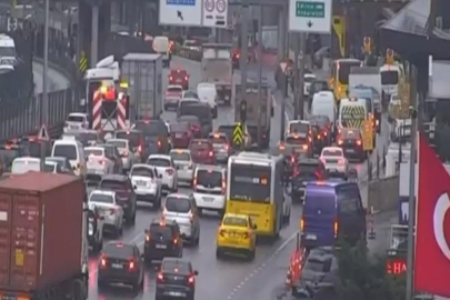İstanbul'da tır kazası! Trafik durdu