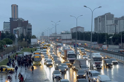 İstanbul’da ulaşım çilesi devam ediyor: Trafik yoğunluğu yüzde 90'a yaklaştı!