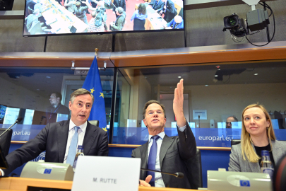 Mark Rutte’den sert tepki! Türkiye'nin hedef alınmasına izin vermedi!