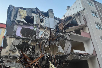 Bahçelievler'de yıkım çalışması yan binayı tehlikeye attı