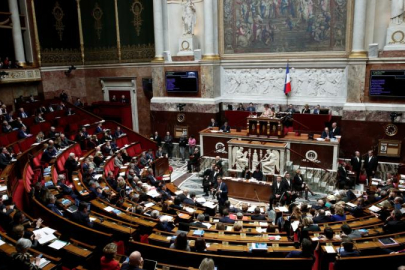 Fransa'da ana muhalefetteki sol ittifak, gensoru oylamasında bölündü
