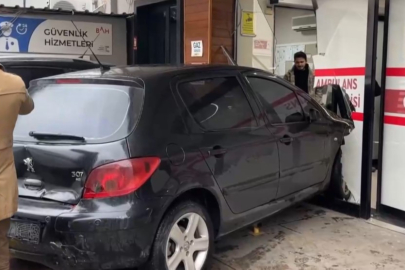 Samsun'da otomatik vitesli araç hastane aciline daldı