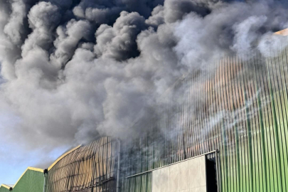 Geri dönüşüm tesisinde yangın: Siyah dumanlar gökyüzünü kapladı