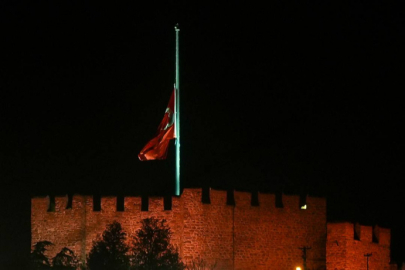 Milli yas ilanının ardından Türkiye'de bayraklar yarıya indirildi