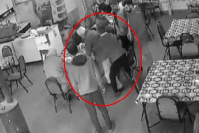 Kahvehanede boğazına cisim kaçan kişiyi ‘Heimlich manevrası' ile kurtardı