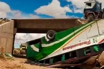 Bolivya'da otobüs köprüden düştü: 19 ölü