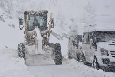 Bayburt'ta yoğun kar: Yolda mahsur kalan 4 kişi kurtarıldı