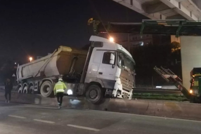 Hafriyat kamyonu beton bariyerlerde asılı kaldı