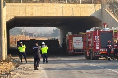 Denizli'de işçi taşıyan midibüs devrildi: Ölü ve yaralılar var