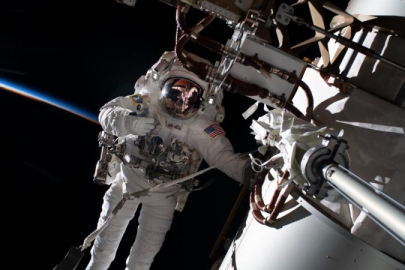 NASA'nın uzayda mahsur kalan iki astronotu, birlikte ilk uzay yürüyüşünü gerçekleştirdi