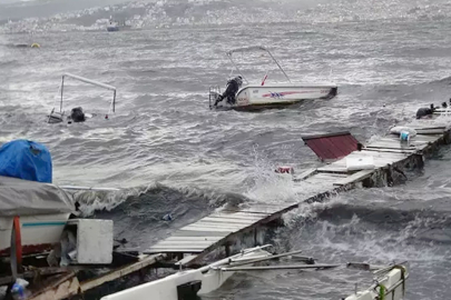 Kıyıya vuran tekne içinde çürümeye başlamış 13 ceset bulundu