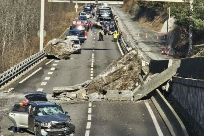 Fransa'da kayalar yola düştü, 1000'den fazla kişi trafikte mahsur kaldı