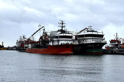 Karadeniz'de balıkçılar fırtına öncesi limana sığındı!