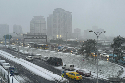 İstanbul'da beklenen kar yağışı başladı... Bazı ilçeler beyaza büründü