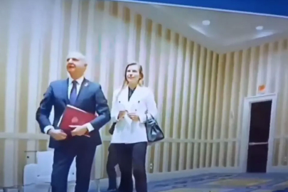 Görüntüler ülkede gündem oldu! Trump 1,5 saat kapısında bekletip, 10 dakika görüştü