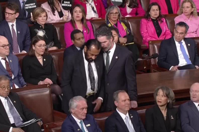 Trump'ın Kongre konuşmasını bölen Demokrat meclis üyesi salondan çıkarıldı