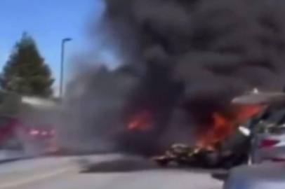 ABD'de kapısı açık havalanan uçak otoparka çakıldı