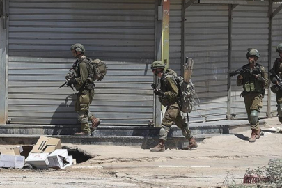 İşgalci İsrailliler Batı Şeria’da bir camiyi basarak namaz kılanlara saldırdı