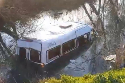 İşçileri taşıyan minibüs dereye devrildi