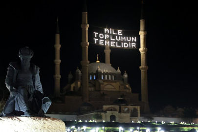Selimiye Camii'ne "Aile toplumun temelidir" mahyası asıldı