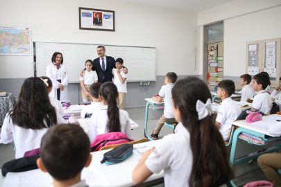Bakan Tekin sınıf başkanı seçilen öğrencinin vaadini yerine getirdi