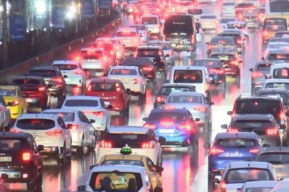 Yağmur ve mesai çıkışı İstanbul trafiğini kilitledi