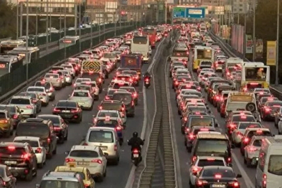 Tatil dönüşünde İstanbul yollarında yoğunluk arttı