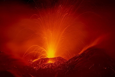 Etna Yanardağı uyandı: Kül ve lav püskürttü